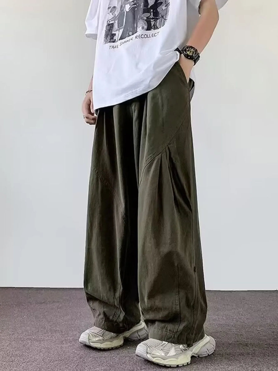 Relaxed fit green cargo pants with a casual style and wide leg.