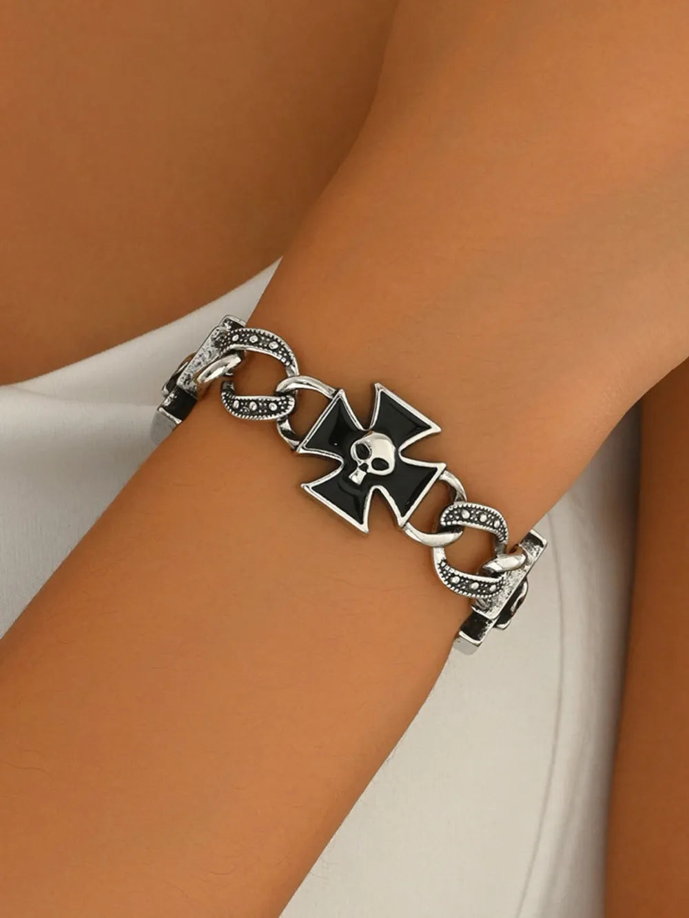 bracelet in silver featuring skull motif and not applicable fit