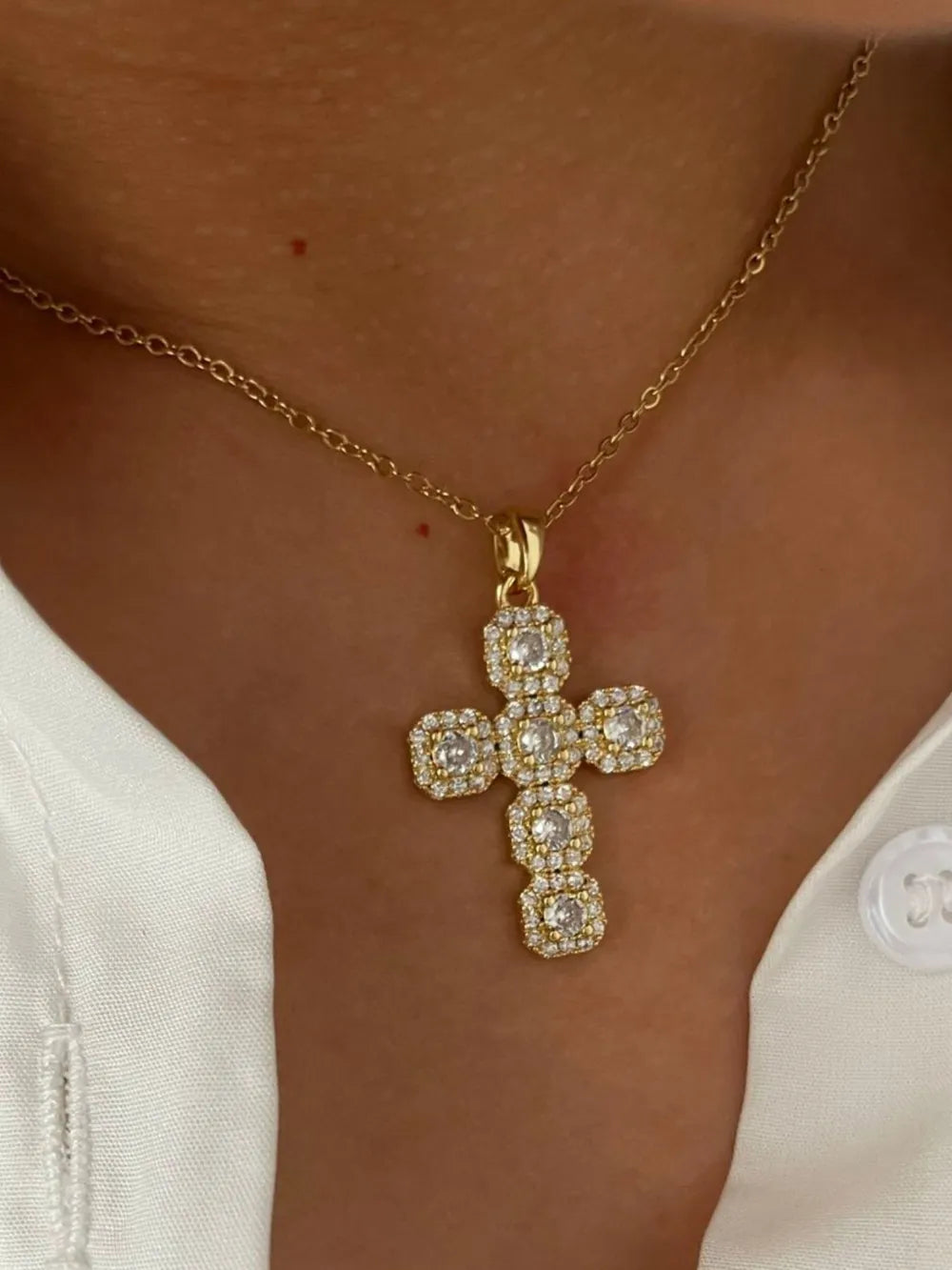 necklace in gold featuring inlaid zircon and regular fit
