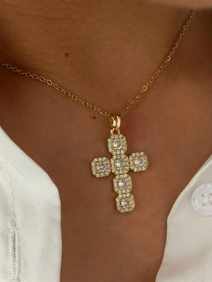 necklace in gold featuring inlaid zircon and regular fit