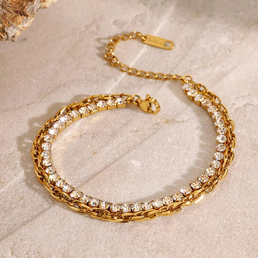 bracelet in gold featuring double layered and linear fit