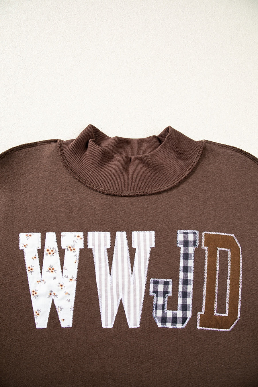 streetwear sweatshirt in white with mock neck