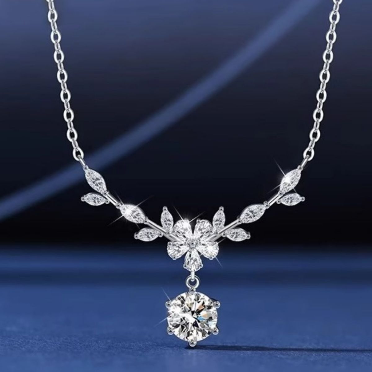 necklace in silver featuring leaf motif and fitted fit
