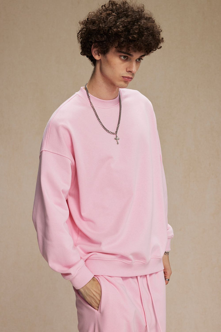 Pink crewneck sweatshirt with long sleeves