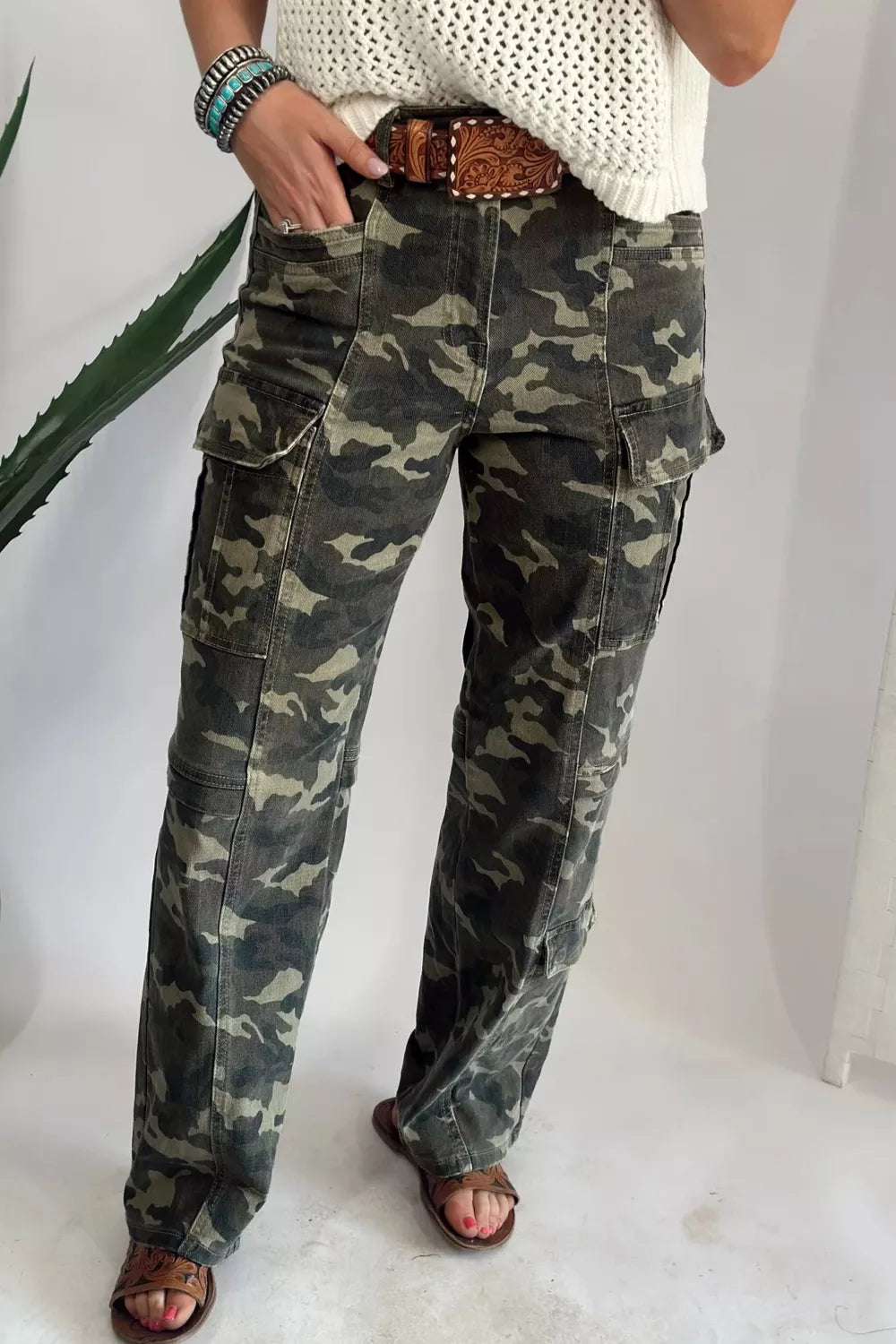 Camo print cargo jeans in cotton with multiple pockets and a relaxed fit.