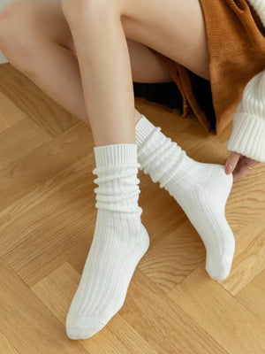 socks in ivory featuring ribbed knit and fitted fit