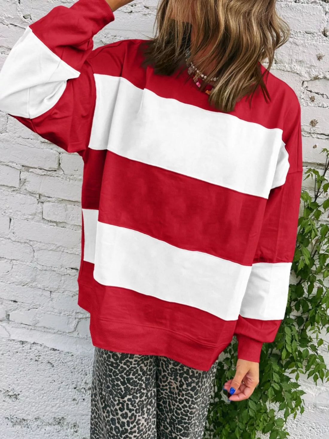 Drop shoulder baggy sweatshirt in scarlet and white stripes with a crew neck and long sleeves.