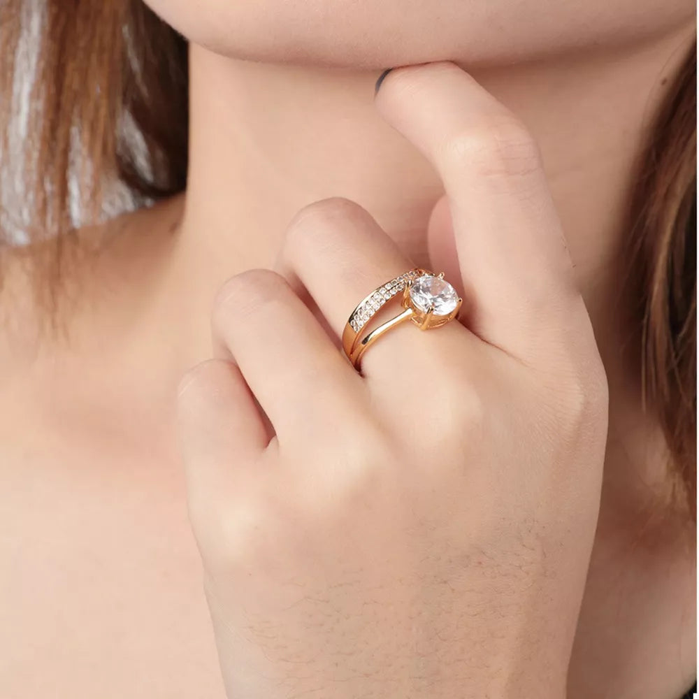 ring in gold featuring solitaire stone and straight fit