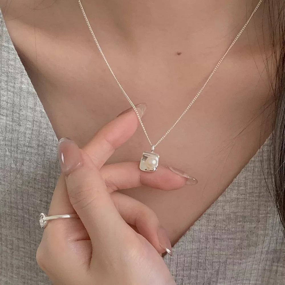 necklace in silver featuring freshwater pearl and NA fit