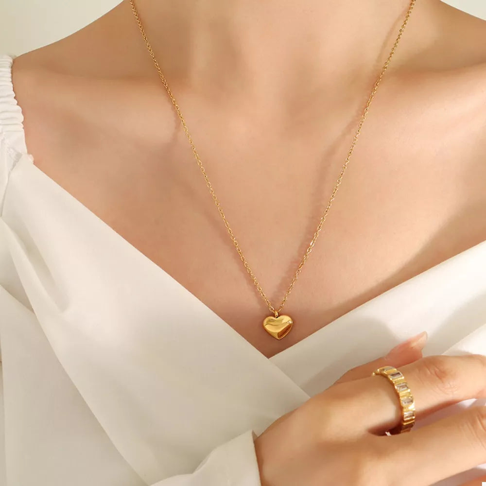 necklace in gold featuring heart pendant and not applicable fit