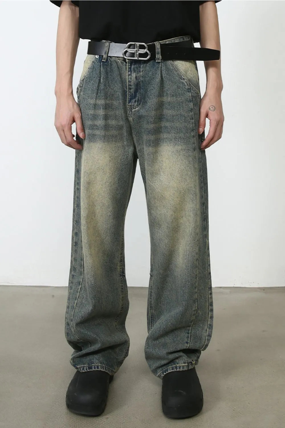 Faded wash baggy carpenter jeans in medium with a relaxed fit and vintage look.