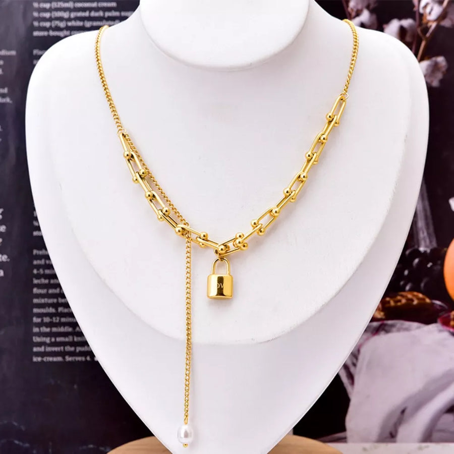 necklace in Gold with lock pendant and collar