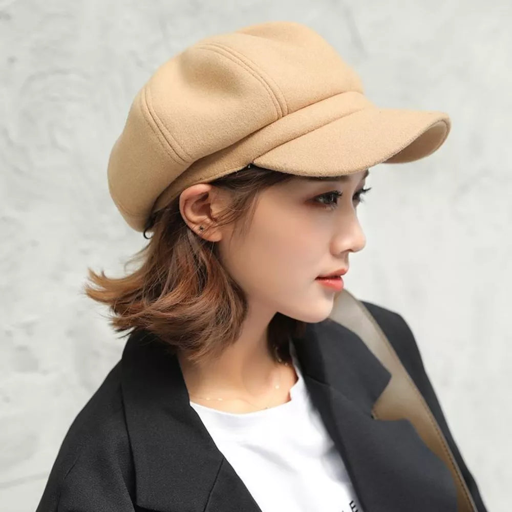 Beige polyester beret with a classic cut and a small brim.