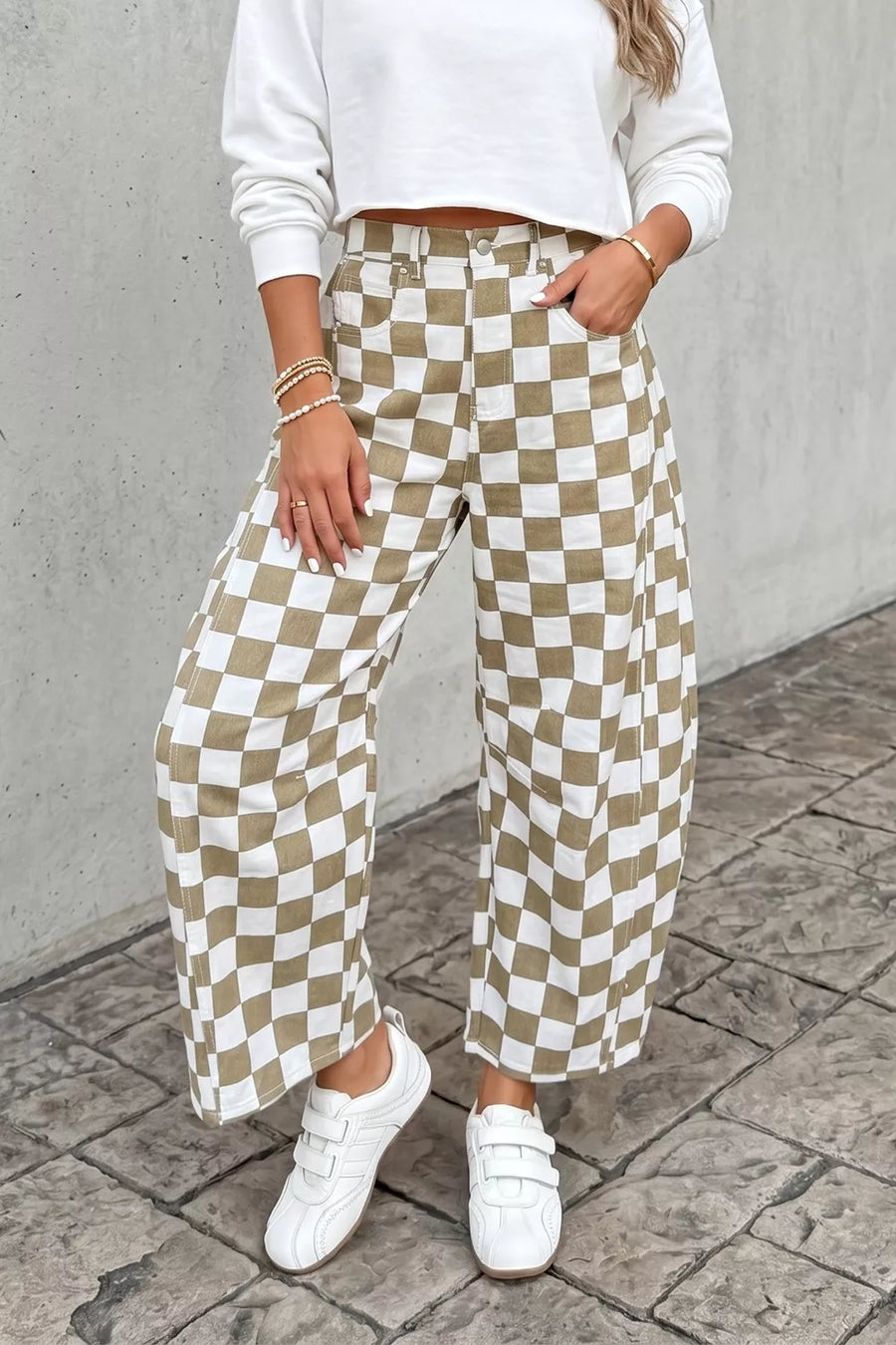 Maternity barrel pants in checkered print, cotton fabric, with a wide leg and cropped length.