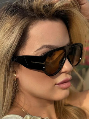 PC Frame material: Polycarbonate Lens material: Polycarbonate Temple material: P sunglasses in black with oversized