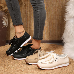 sneakers in black featuring round toe and regular fit