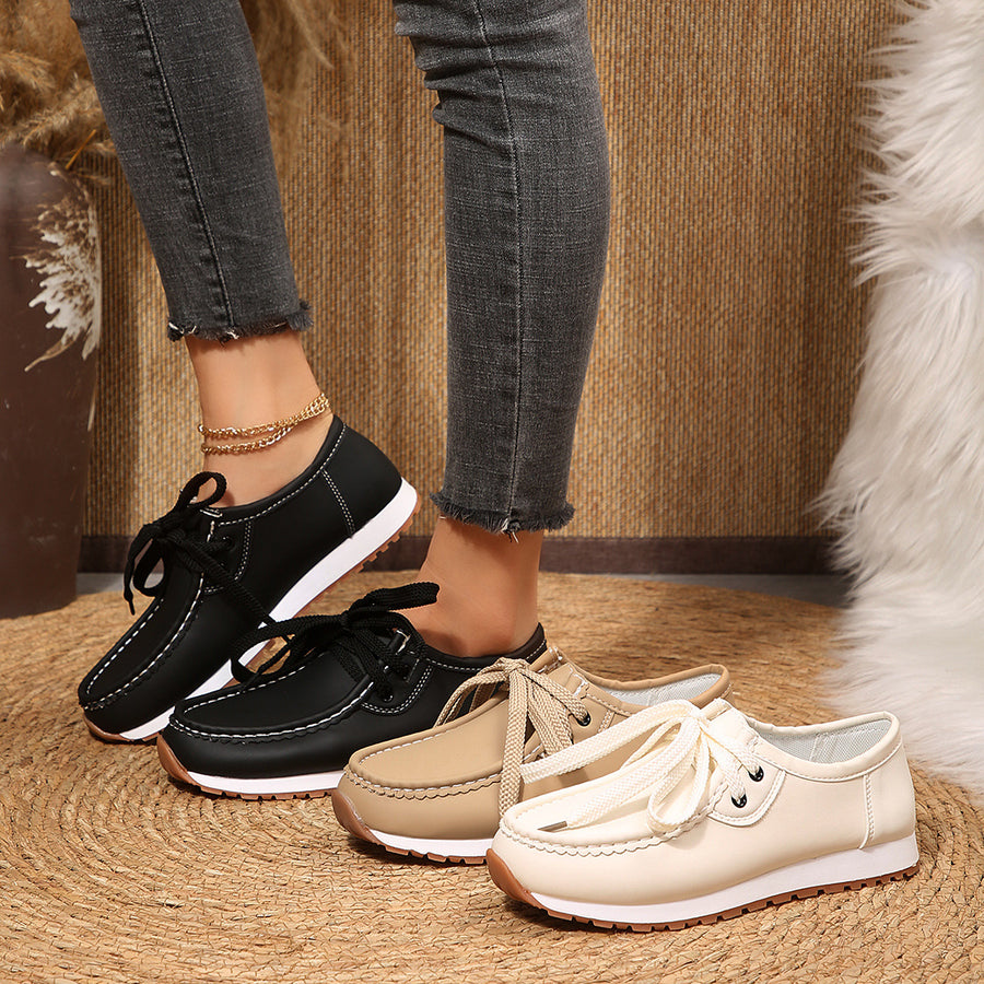 sneakers in black featuring round toe and regular fit