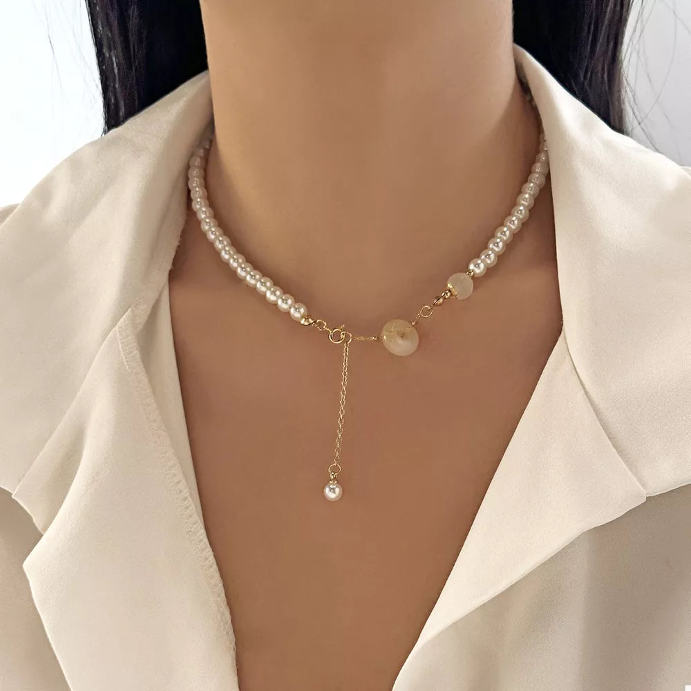 necklace in ivory featuring synthetic pearls and fitted fit