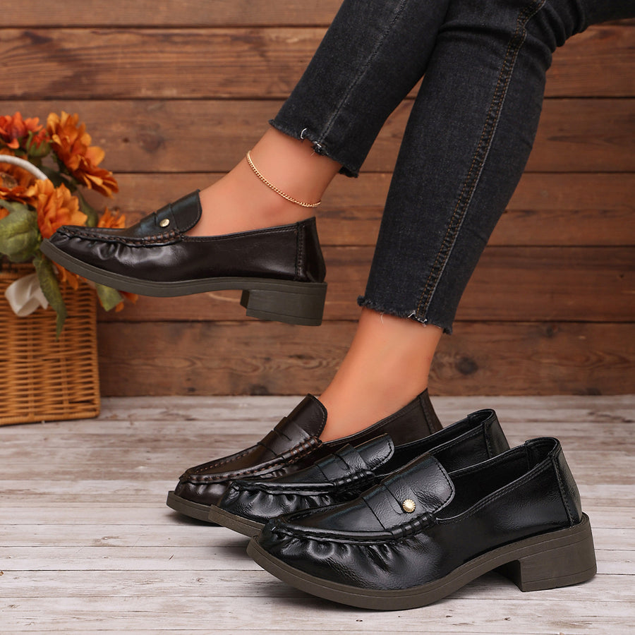 loafers in black featuring round toe and low block heel fit