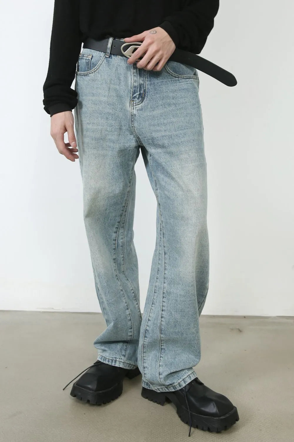 Wide-leg denim jeans in medium wash with subtle seam detail and a relaxed fit.