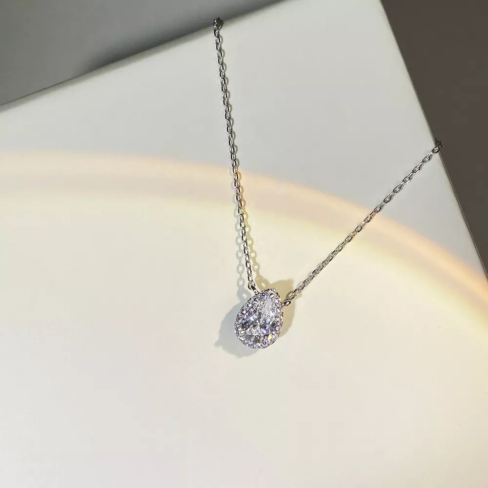 necklace in silver featuring teardrop pendant and slim fit