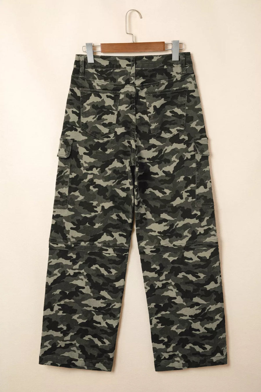 Camo print cargo jeans with utility pockets, made of cotton.