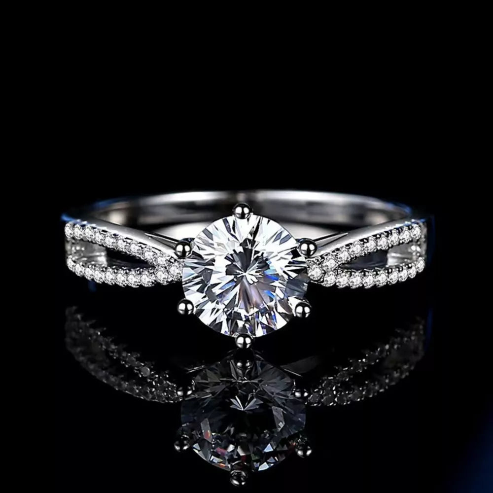 ring in silver featuring 1 carat moissanite and fitted fit