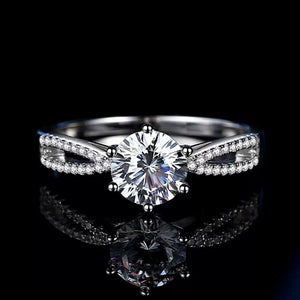 ring in silver featuring 1 carat moissanite and fitted fit
