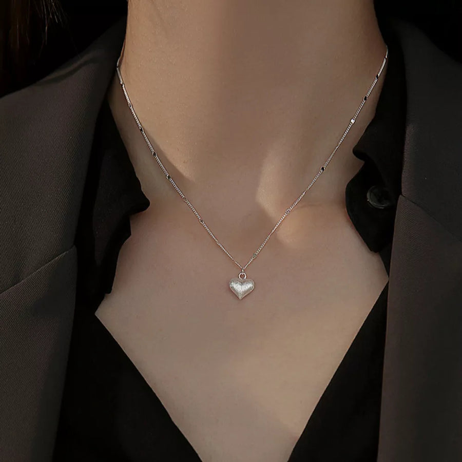 necklace in Silver with heart pendant and collarbone length