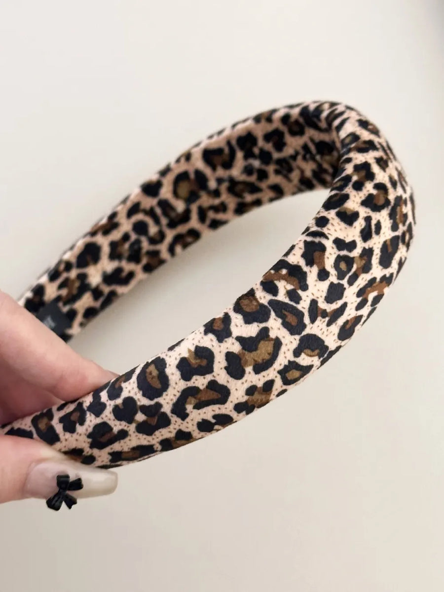 Leopard print padded headband in brown and tan, a comfortable accessory.