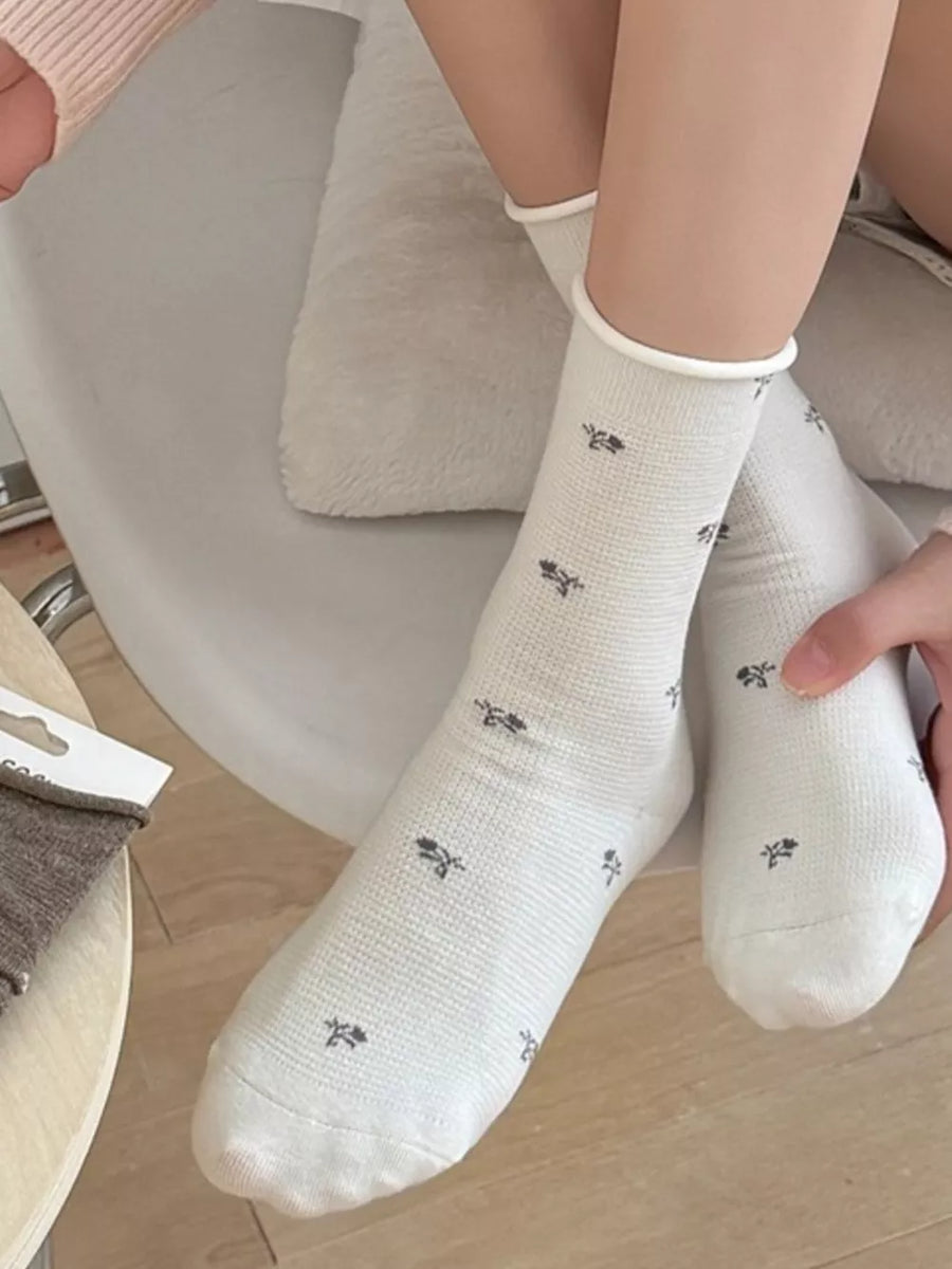 charcoal socks featuring elastic cuff and ditsy-floral