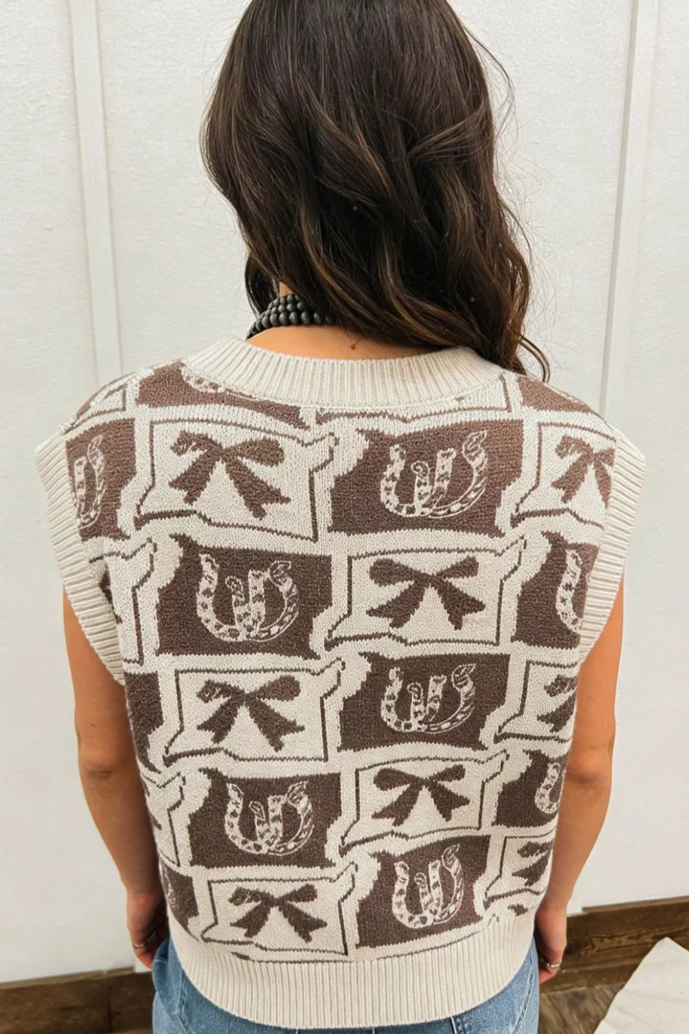 52% viscose, 26% polyester, 22% polyamide Care instructions: Machine wash cold sweater vest in Taupe with regular silhouette
