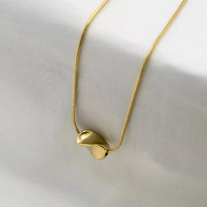 necklace in gold featuring 18K gold-plated and straight fit