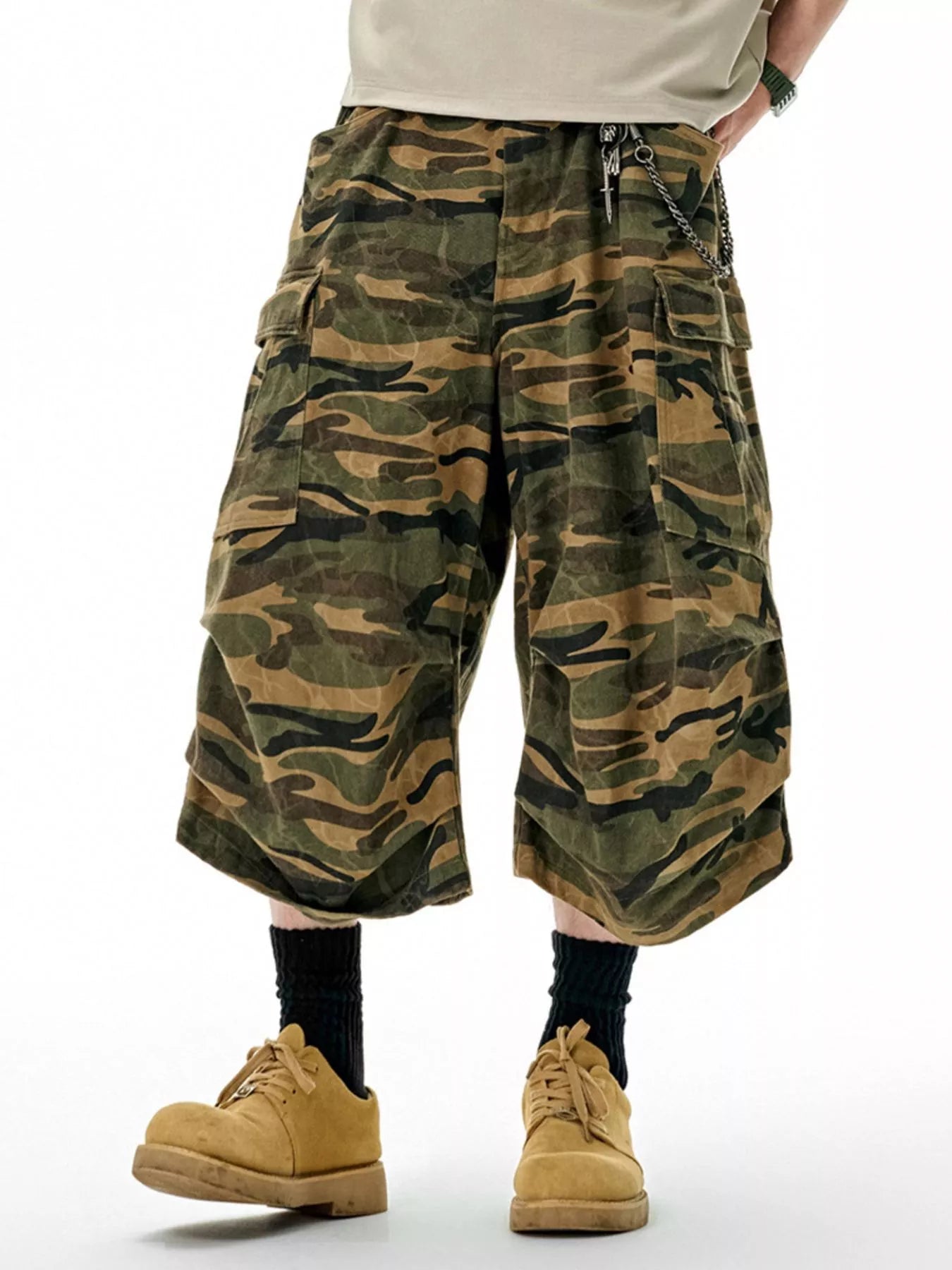 Oversized cotton camo cargo shorts in olive brown with multiple pockets and a chain detail.