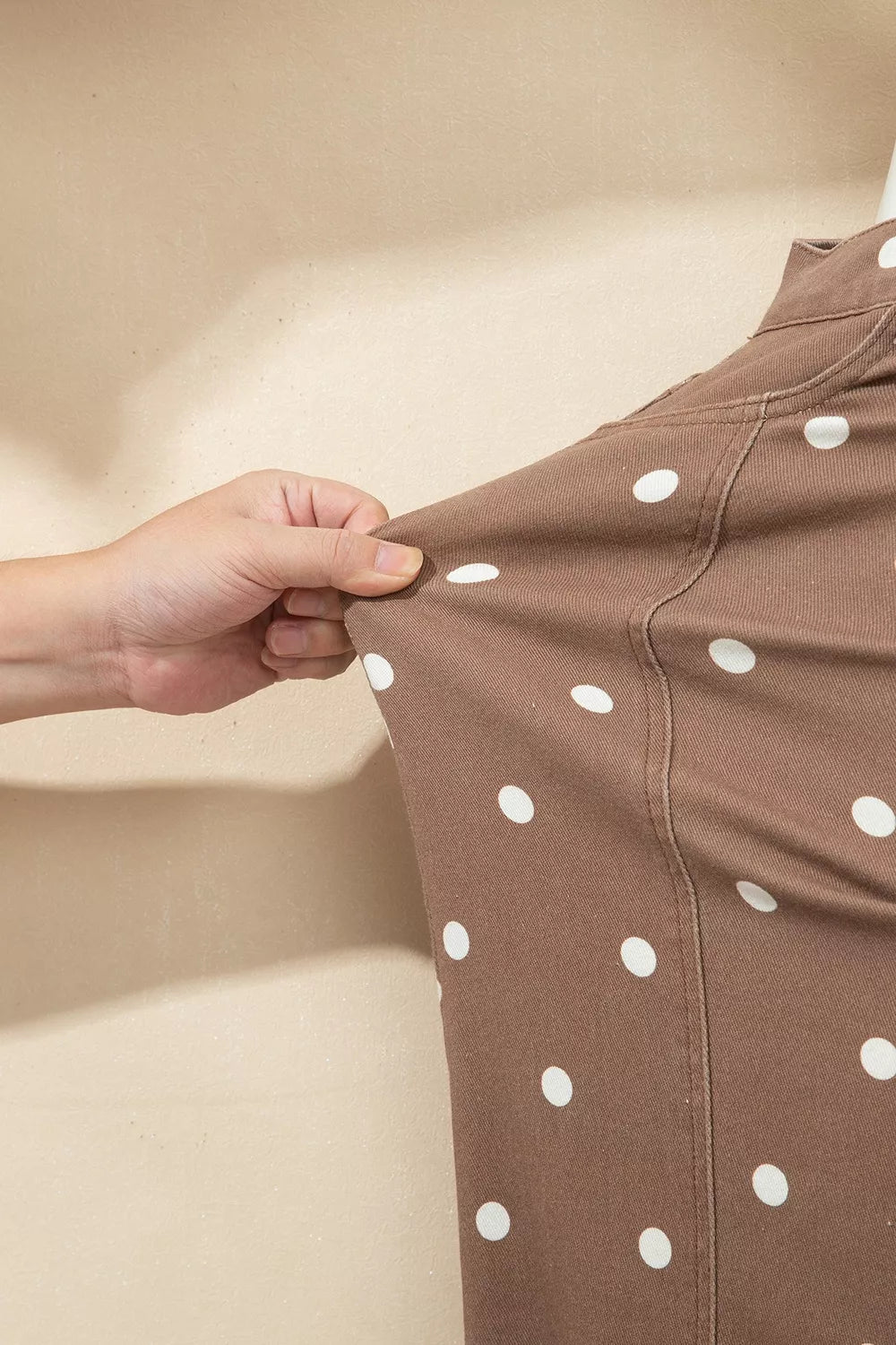 72% cotton, 26% polyester, 2% elastane Care instructions: Machine wash cold jeans in white with barrel silhouette