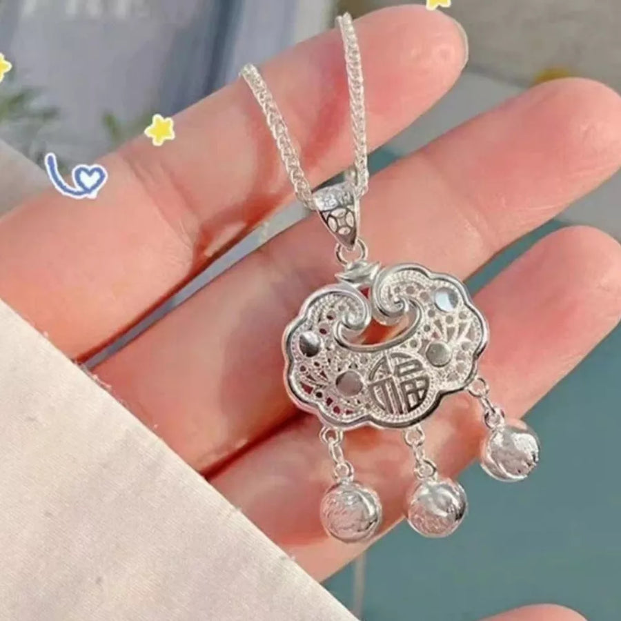 Silver necklace with not applicable and hook-and-eye