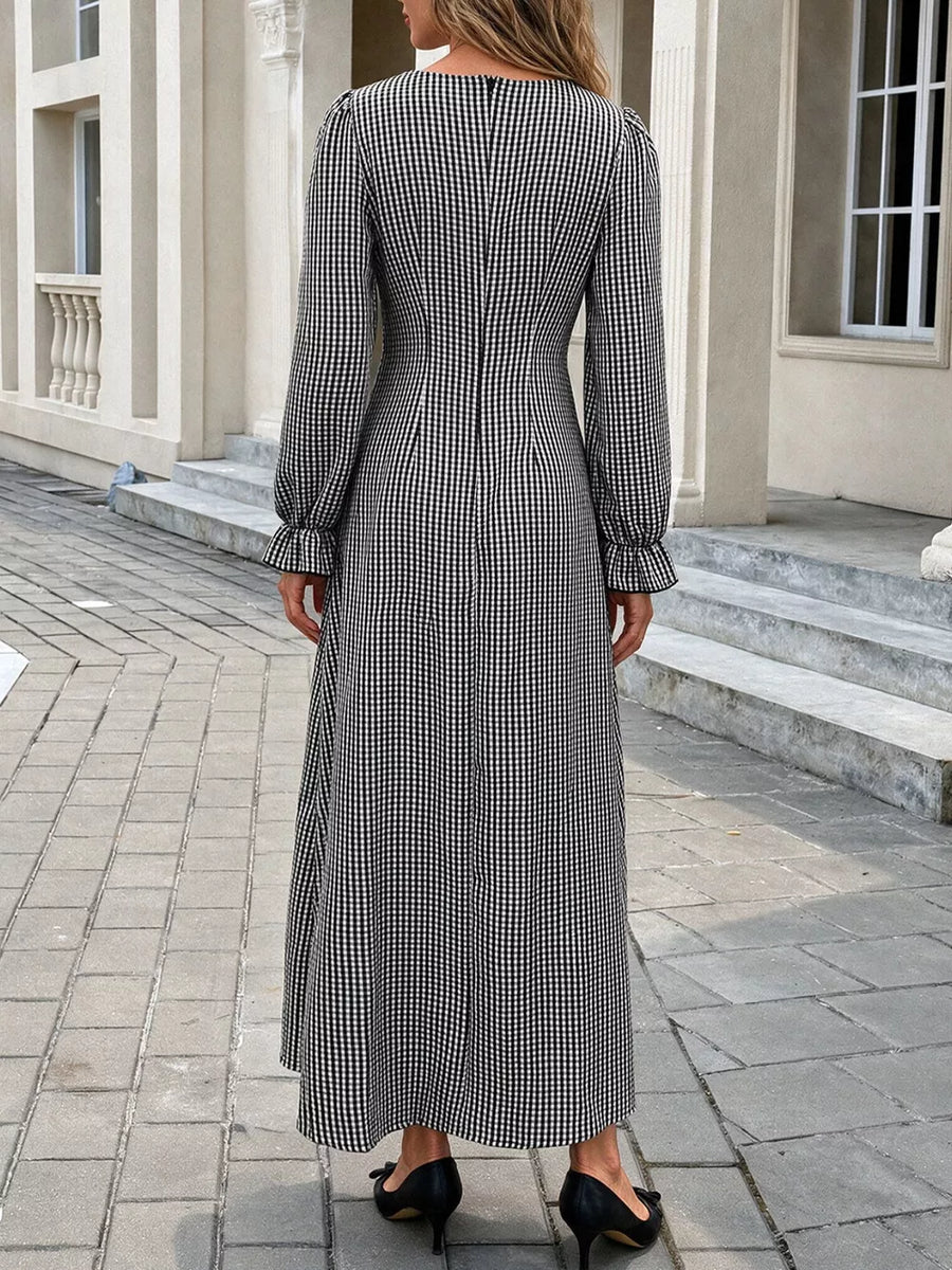 romantic maxi dress in Black with v-neck