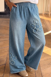 Medium wide-leg jeans featuring pocketed and floral