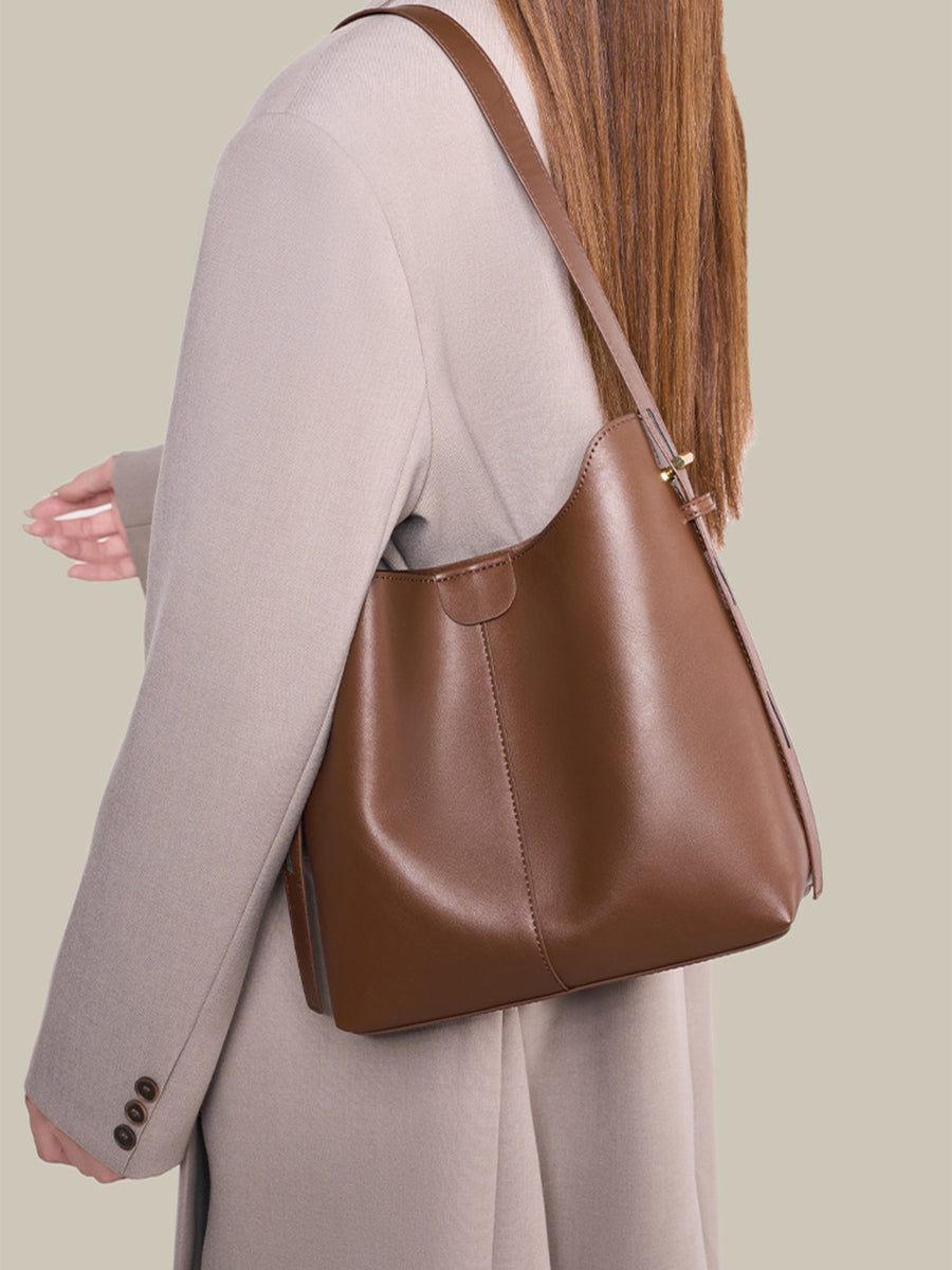 handbag in Black with adjustable straps and medium
