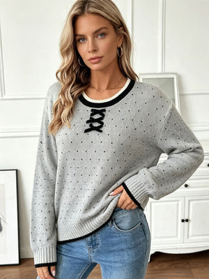 pullover sweater in black with bow and hip-length