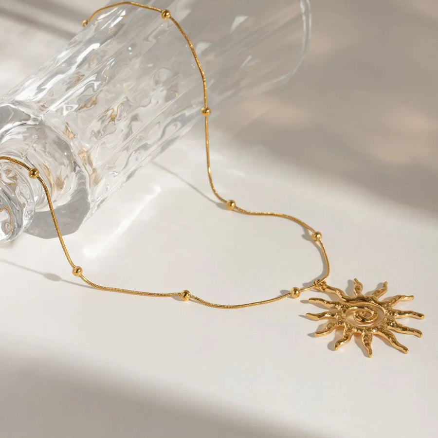 lace necklace in gold with regular silhouette
