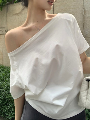 t-shirt in white featuring asymmetrical and relaxed fit