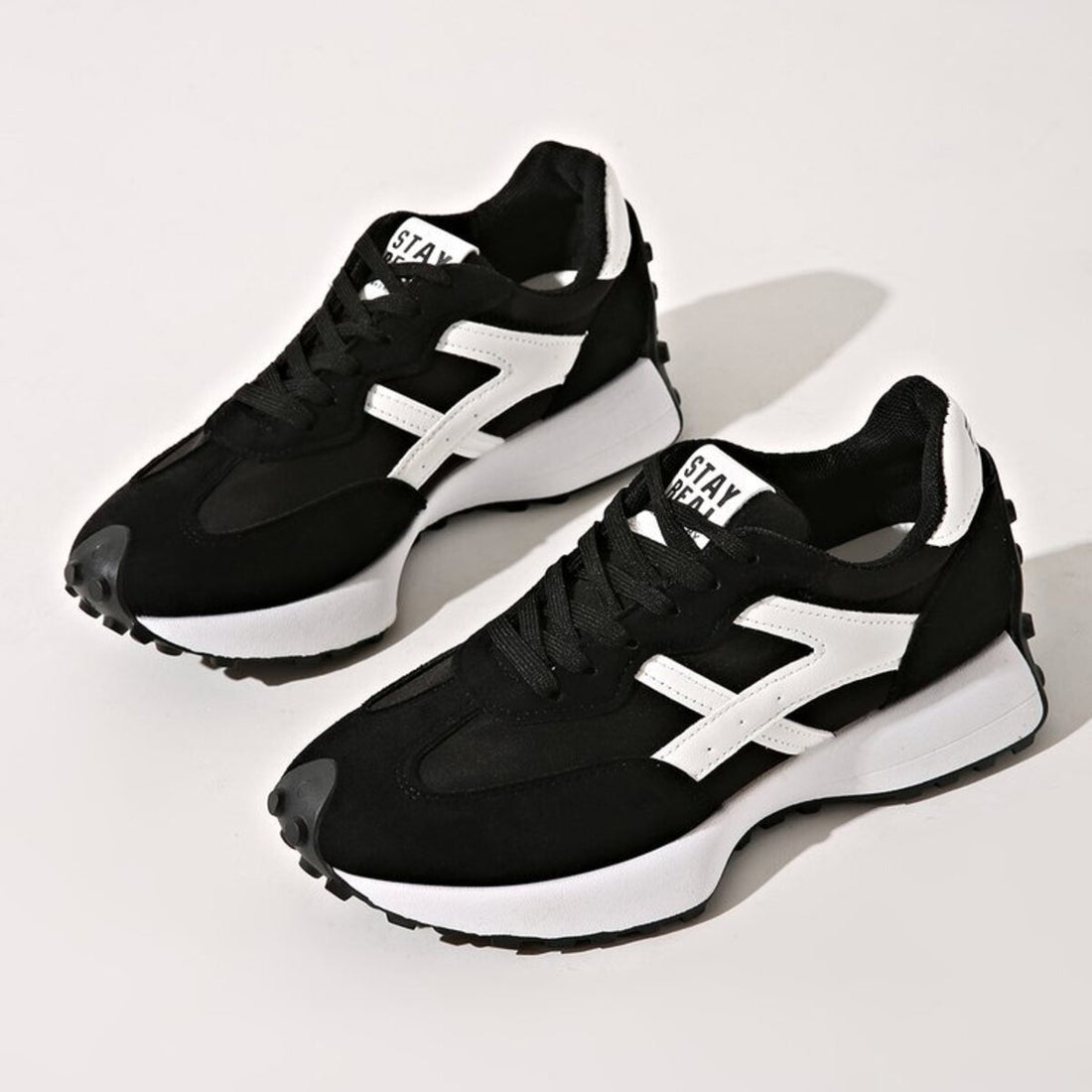 sneakers in black featuring round toe and regular fit