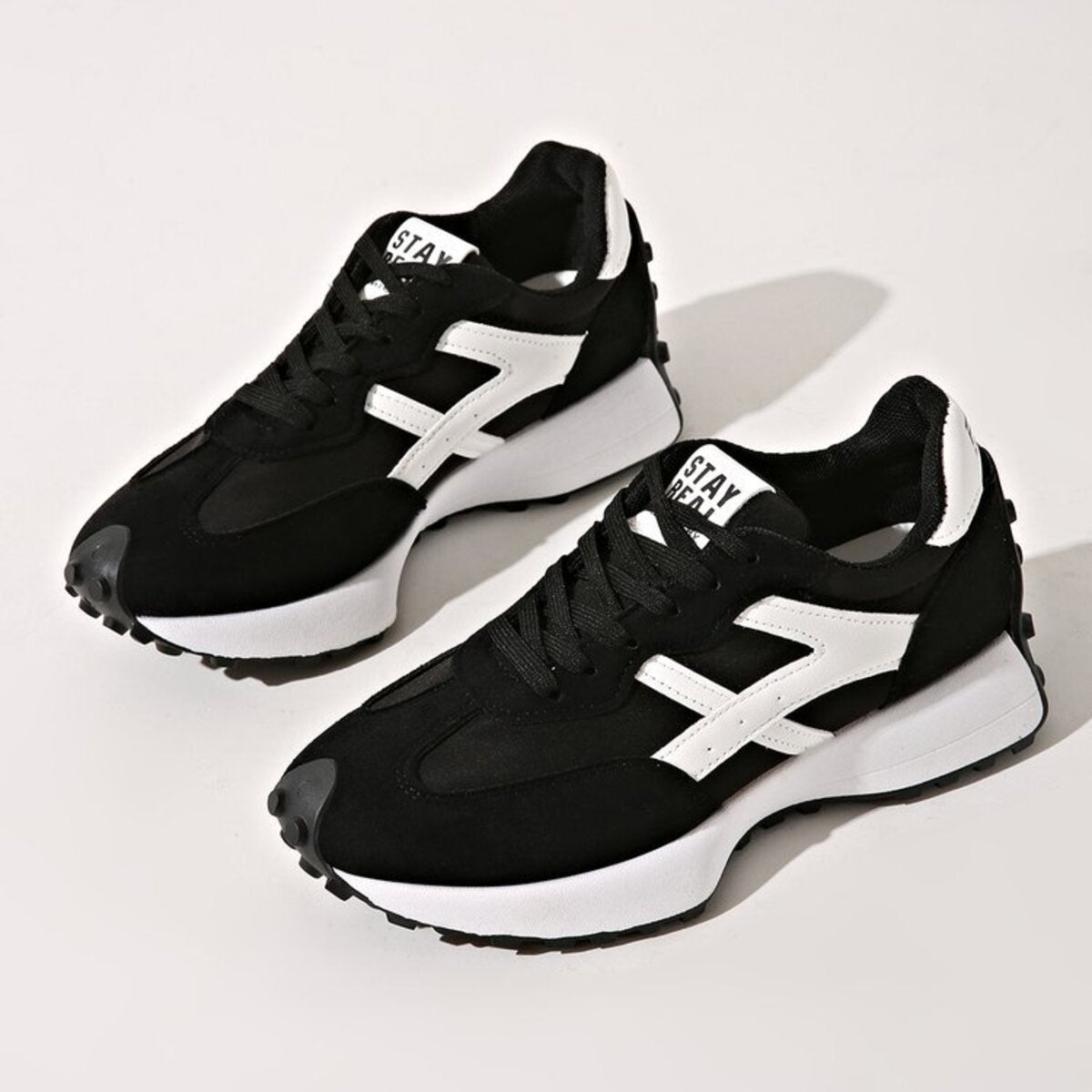 sneakers in black featuring round toe and regular fit