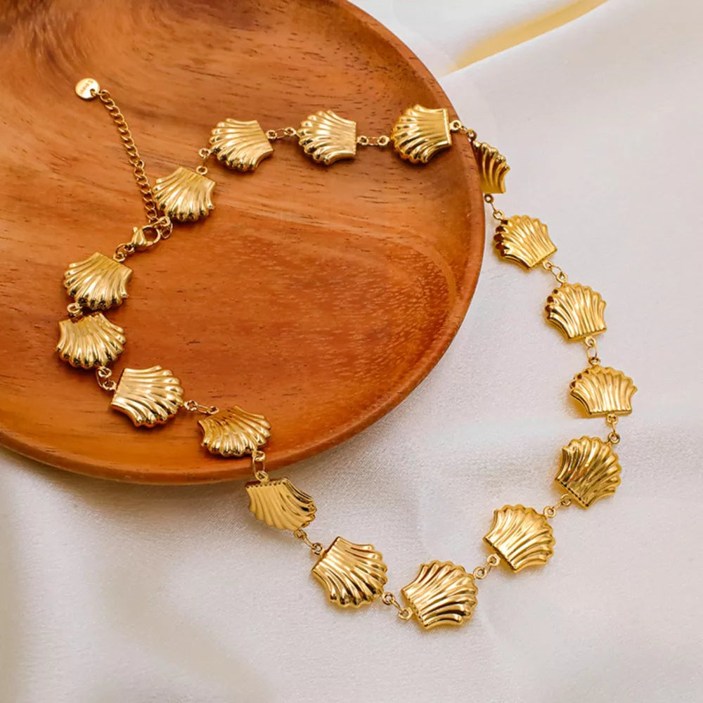 necklace in gold featuring adjustable length and straight fit