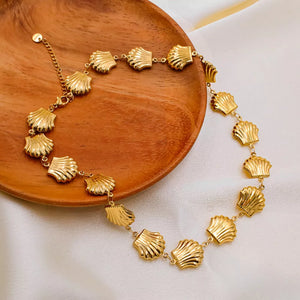 necklace in gold featuring adjustable length and straight fit