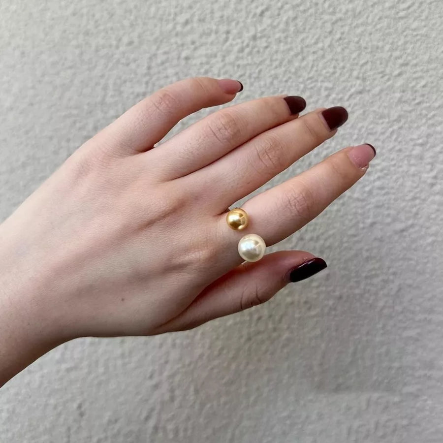 ring in gold featuring open design and not applicable fit
