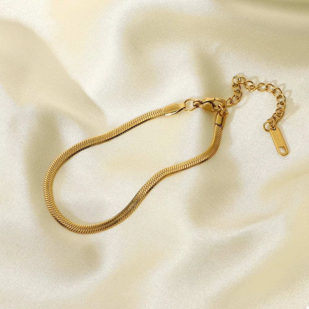 bracelet in gold featuring 18K gold-plated and chain fit