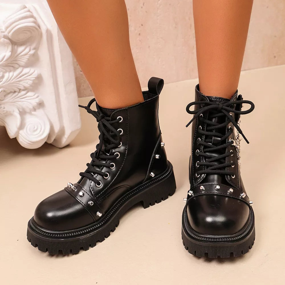 boots in black featuring round toe and regular fit