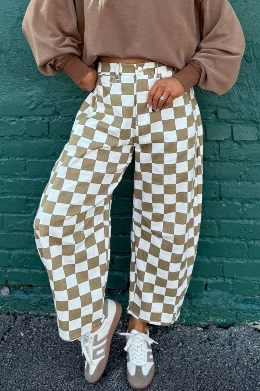 Chic checkered barrel maternity pants in cotton with a wide leg and high waist.